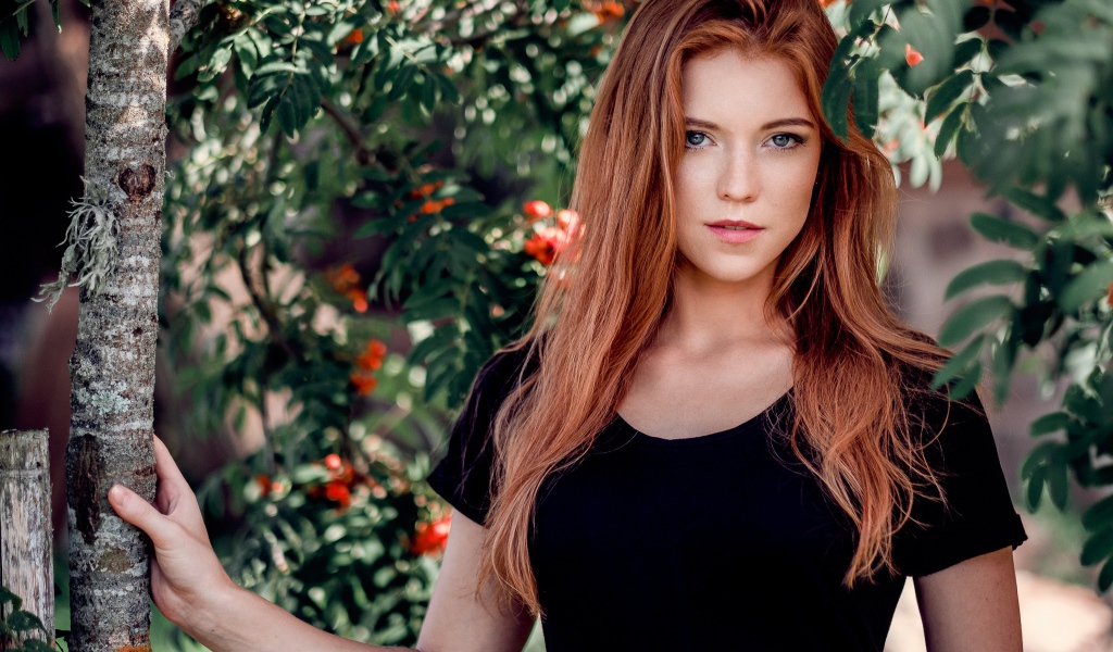 Красивая девушка с рыжими длинными волосами 