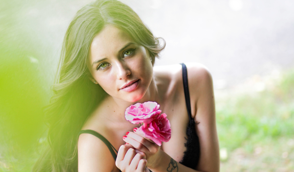 Красивая девушка с тремя красными розами