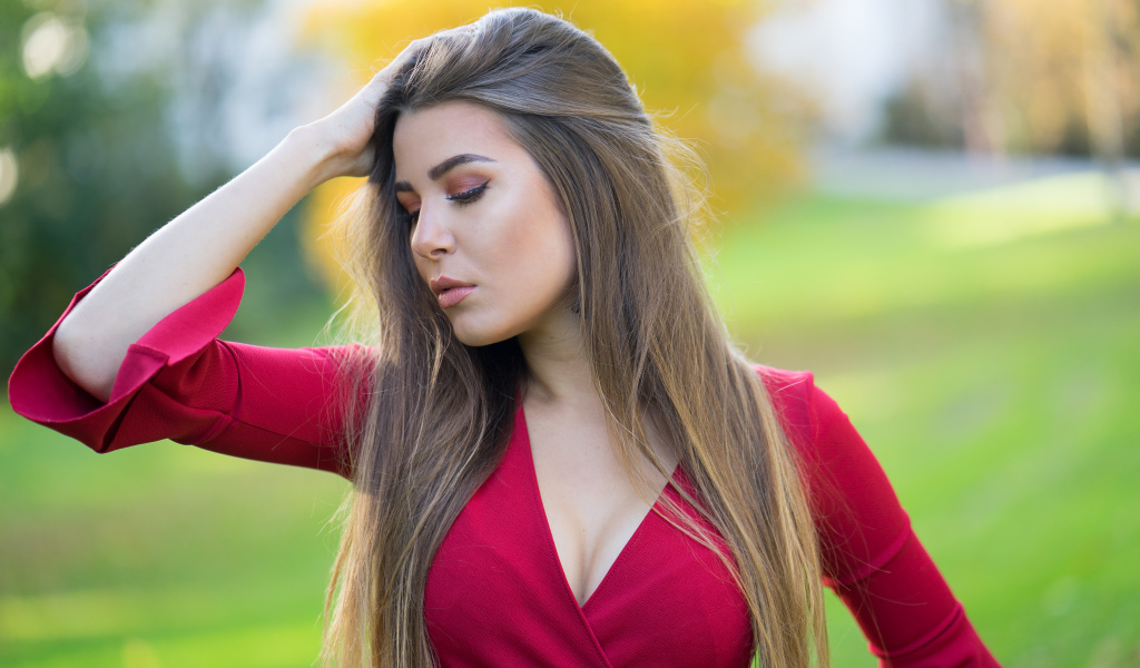 Красивая длинноволосая девушка в красном наряде