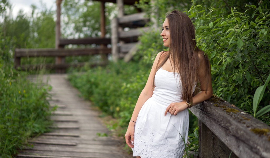 Красивая длинноволосая девушка модель в белом платье