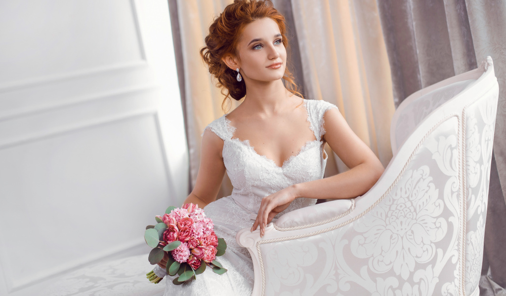 Красивая рыжеволосая девушка невеста в красивом свадебном платье