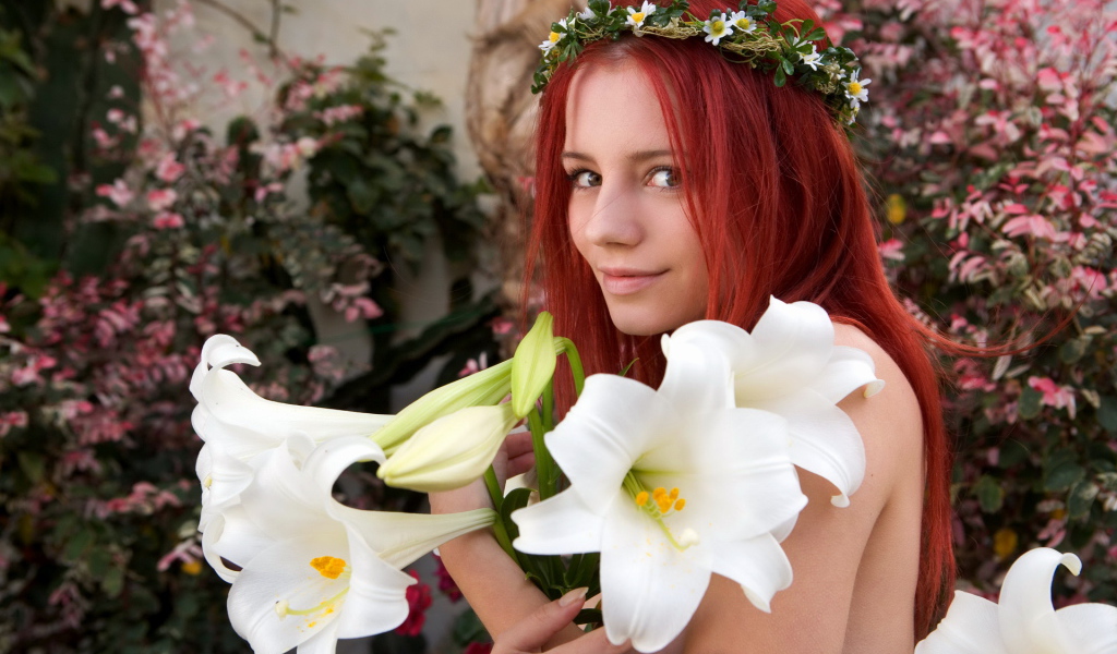 Красивая рыжеволосая девушка с букетом белых лилий