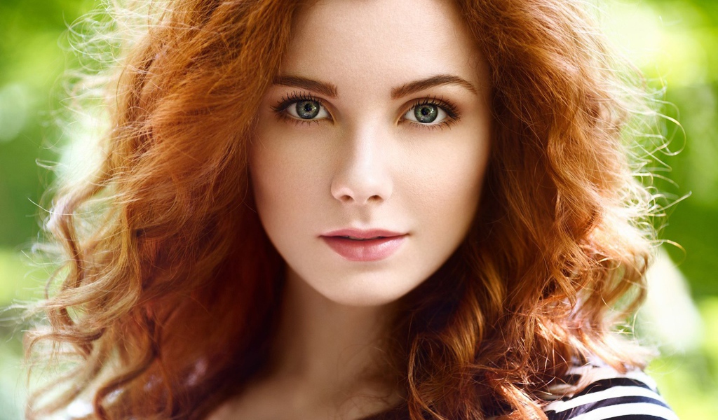 Красивая рыжеволосая девушка с зелеными глазами 