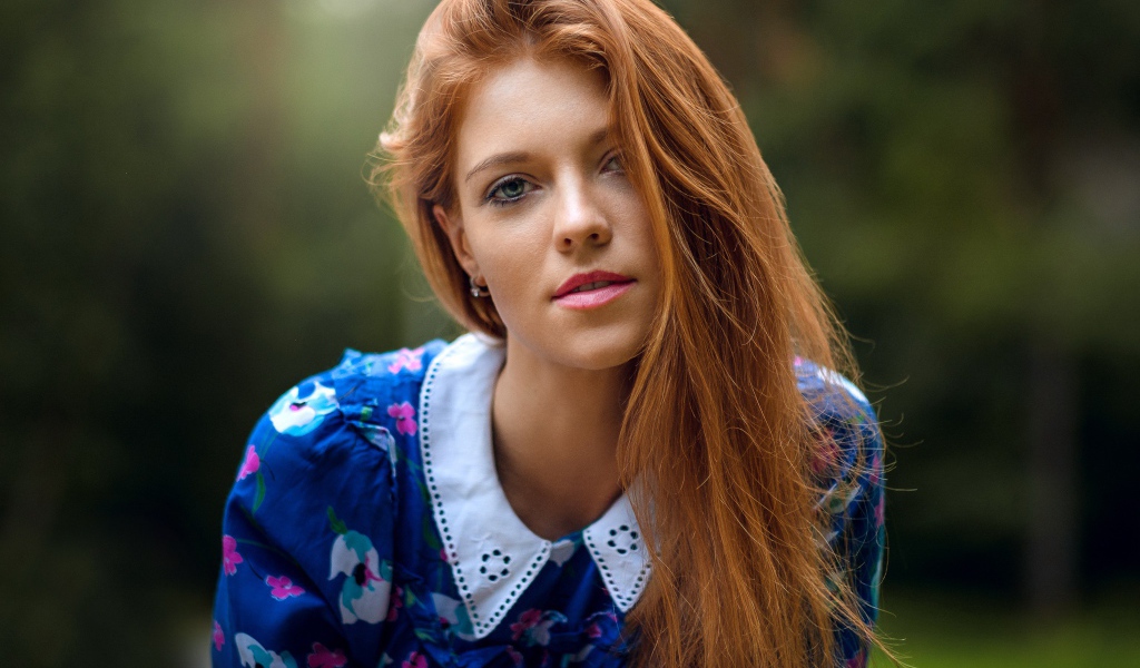 Красивая рыжеволосая девушка с зелеными глазами в красивом платье 