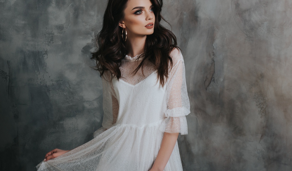 Красивая романтическая девушка брюнетка в белом платье