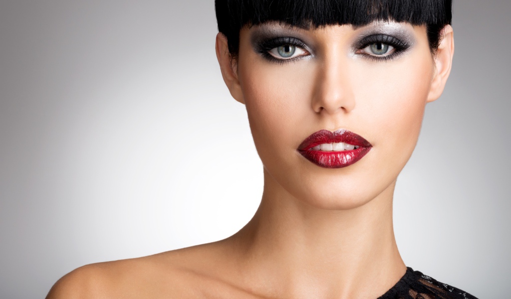 Красивая эффектная брюнетка с ярким макияжем