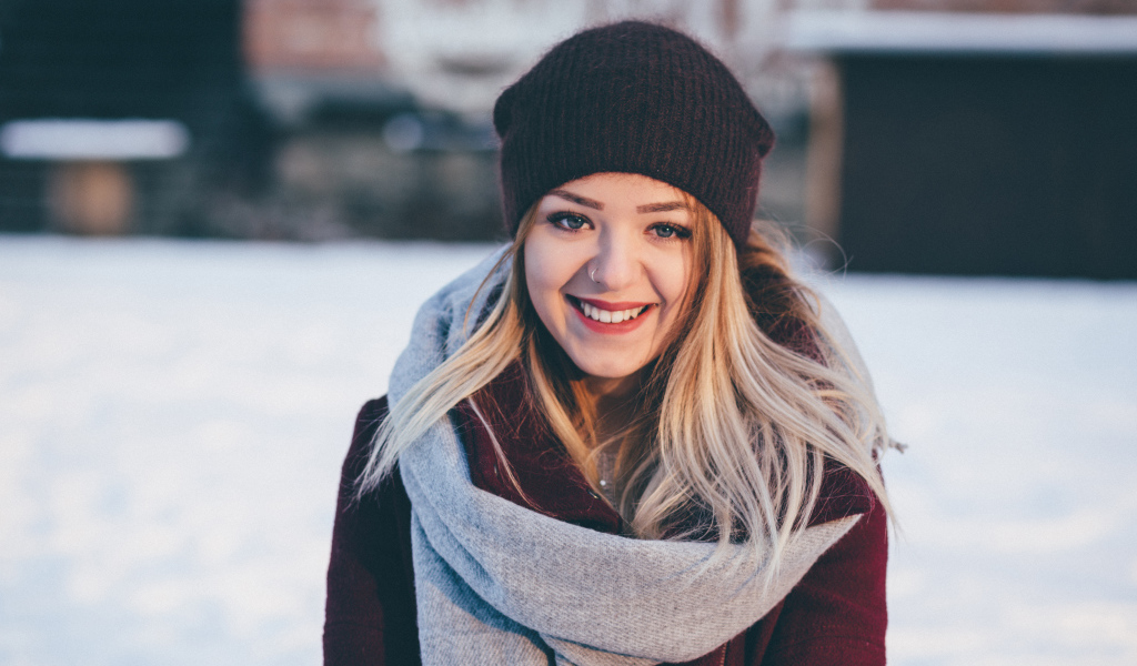 Красивая улыбающаяся девушка в зимней шапке