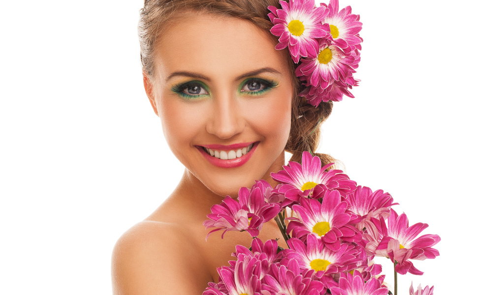 Красивая улыбающаяся девушка с букетом хризантем на белом фоне