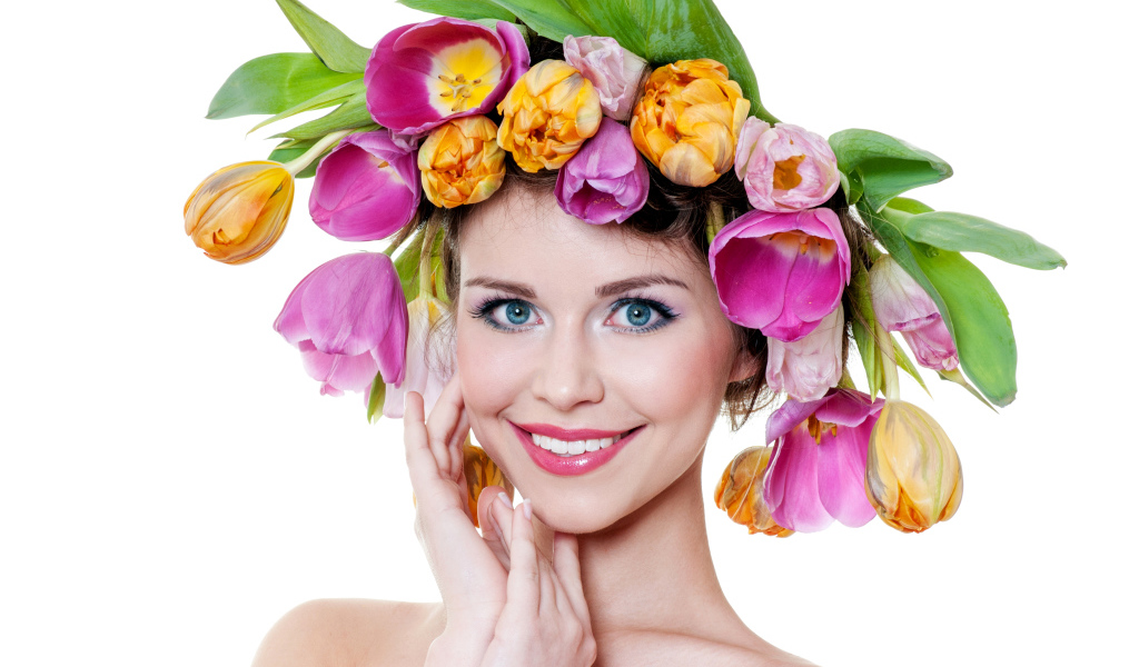 Красивая улыбающаяся девушка с венком со свежих тюльпанов на голове