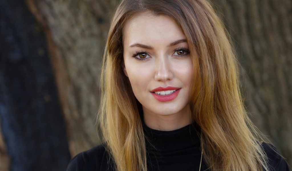 Красивая улыбающаяся девушка с карими глазами 