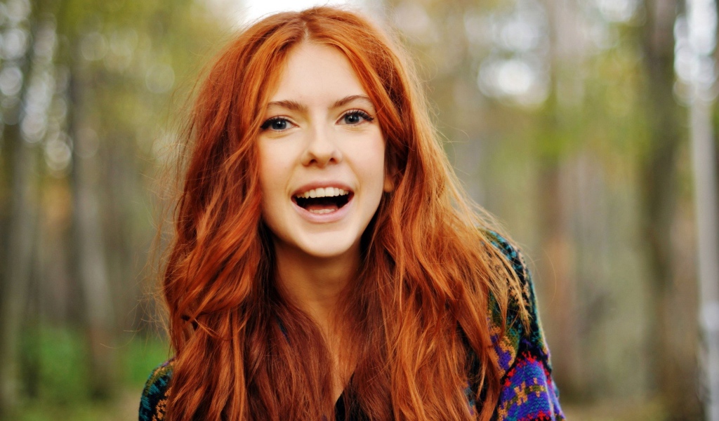 Красивая улыбающаяся рыжеволосая девушка