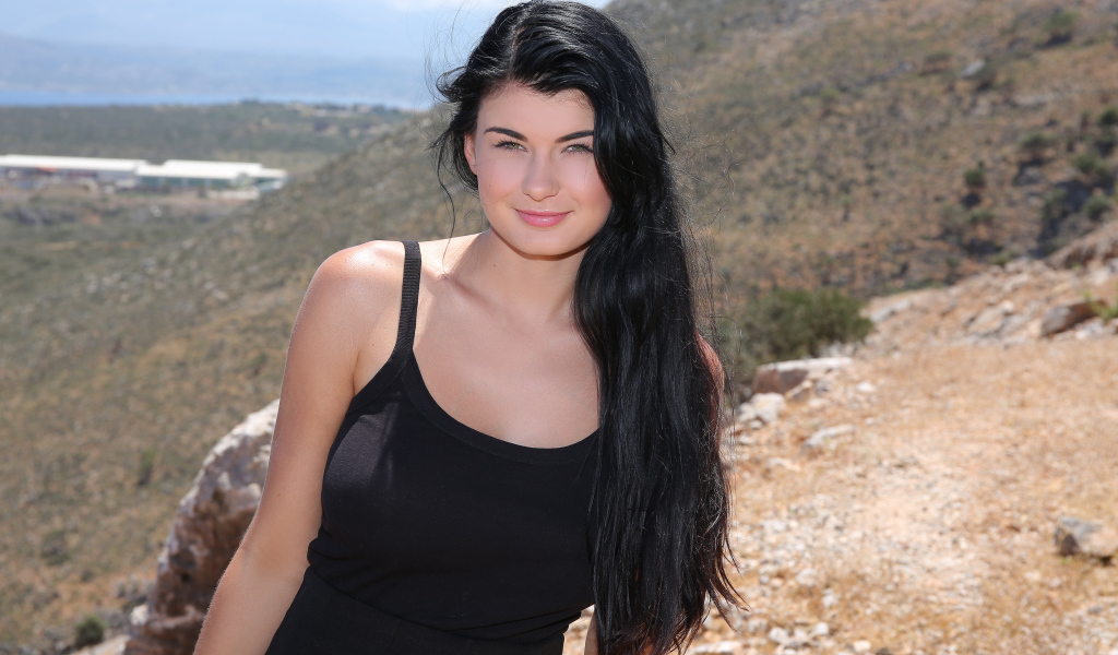 Красивая молодая брюнетка в черном