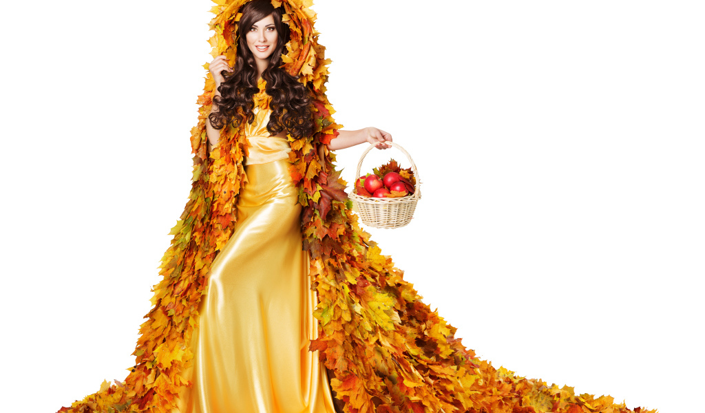 Красивая молодая девушка в плаще из желтых листьев с корзиной в руке