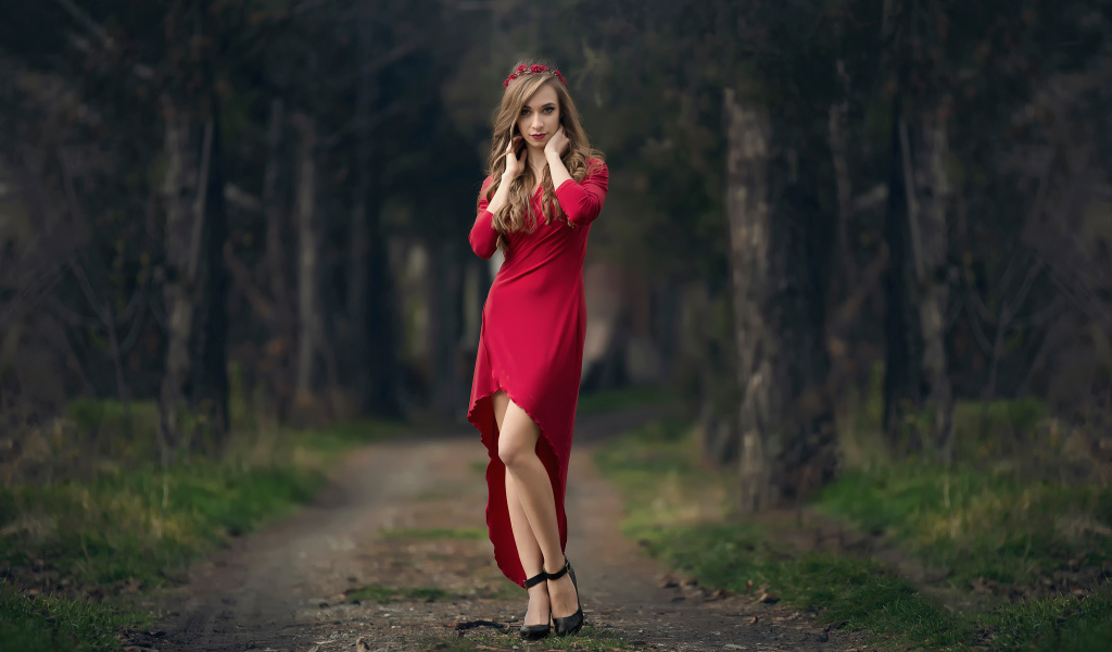 Красивая молодая девушка в красном платье 