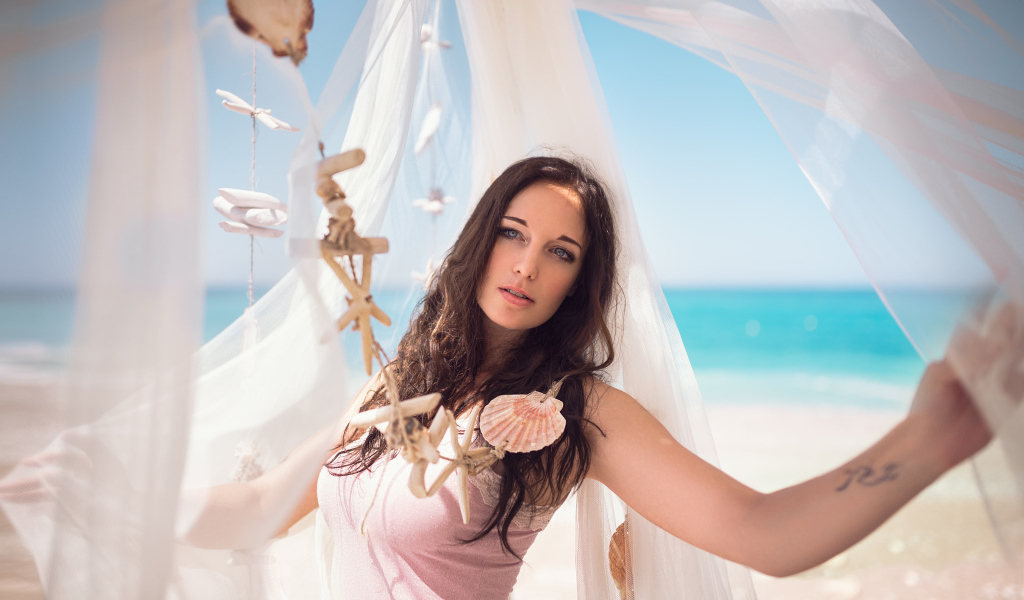 Красивая молодая девушка на берегу моря