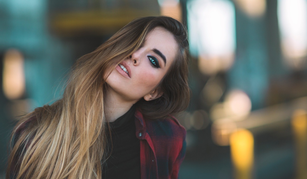 Красивая молодая девушка с длинными волосами 