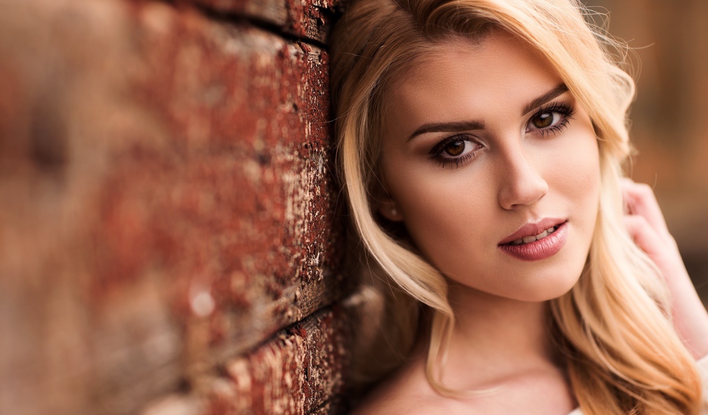 Девушка блондинка с карими глазами 