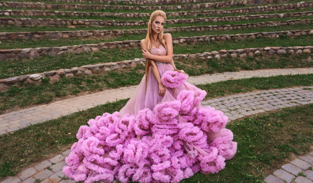 Девушка блондинка в красивом пышном розовом платье 