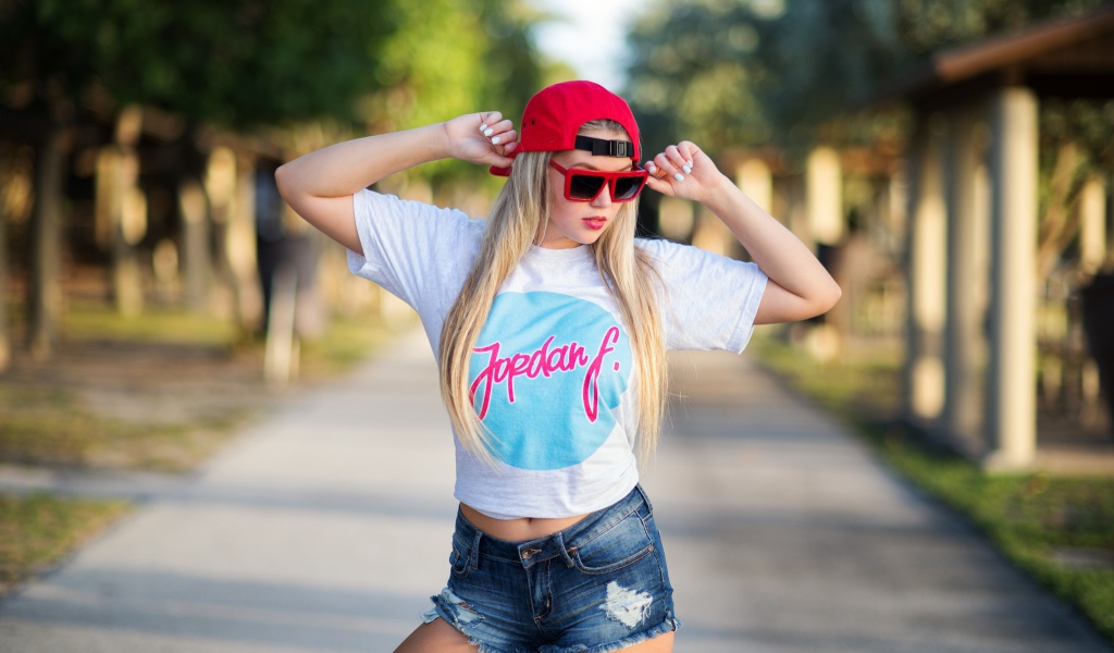 Девушка блондинка в красной кепке и очках 