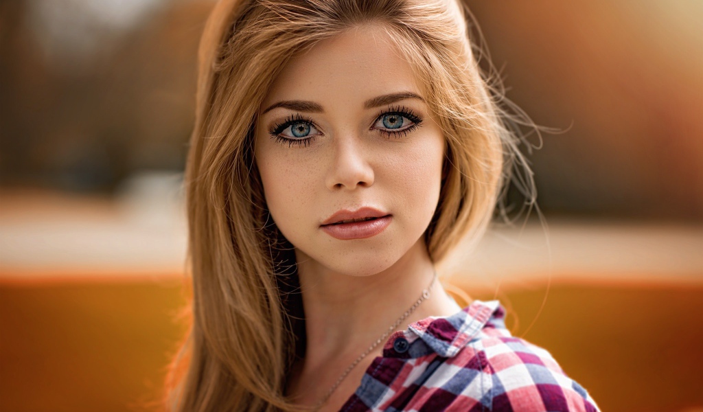 Девушка блондинка с красивыми голубыми глазами 