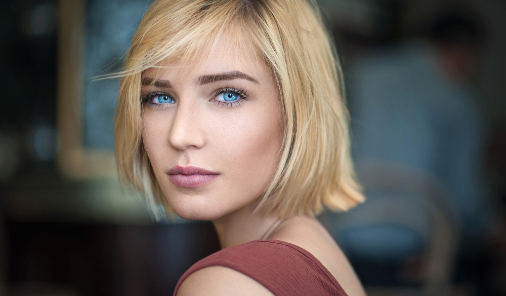 Девушка блондинка с короткой стрижкой и голубыми глазами 
