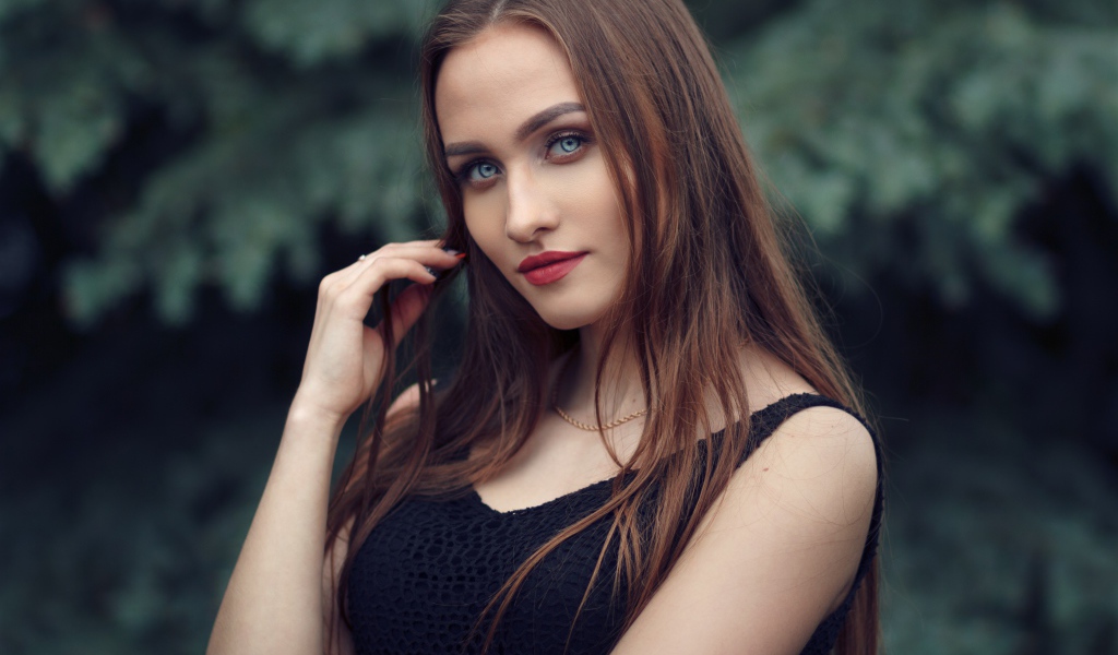 Голубоглазая девушка брюнетка в черном платье