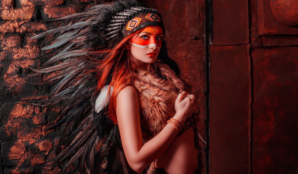 Голубоглазая девушка в костюме индейца 