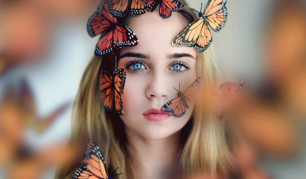 Голубоглазая девушка с бабочками на лице 