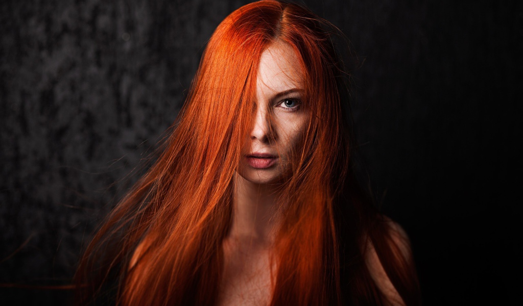 Голубоглазая девушка с огненно рыжими волосами 