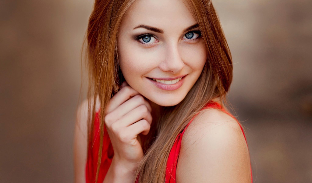 Голубоглазая девушка с длинными волосами 