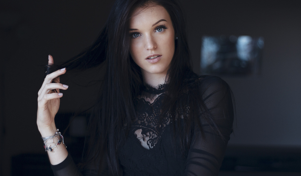 Голубоглазая эффектная брюнетка в черном платье