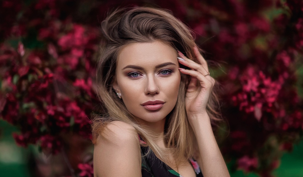 Яркая красивая девушка в цветастом платье