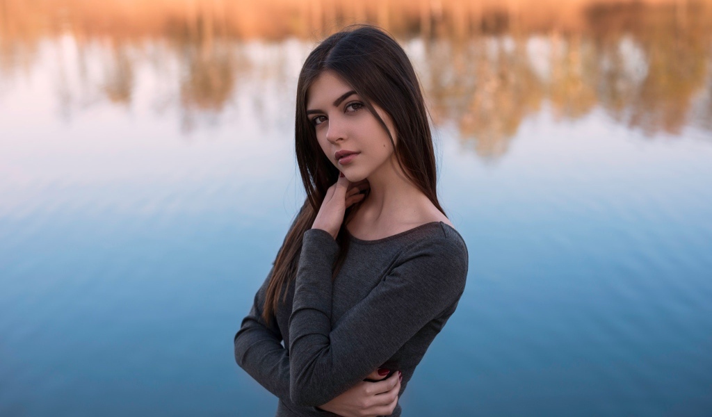 Кареглазая девушка брюнетка у водоема 