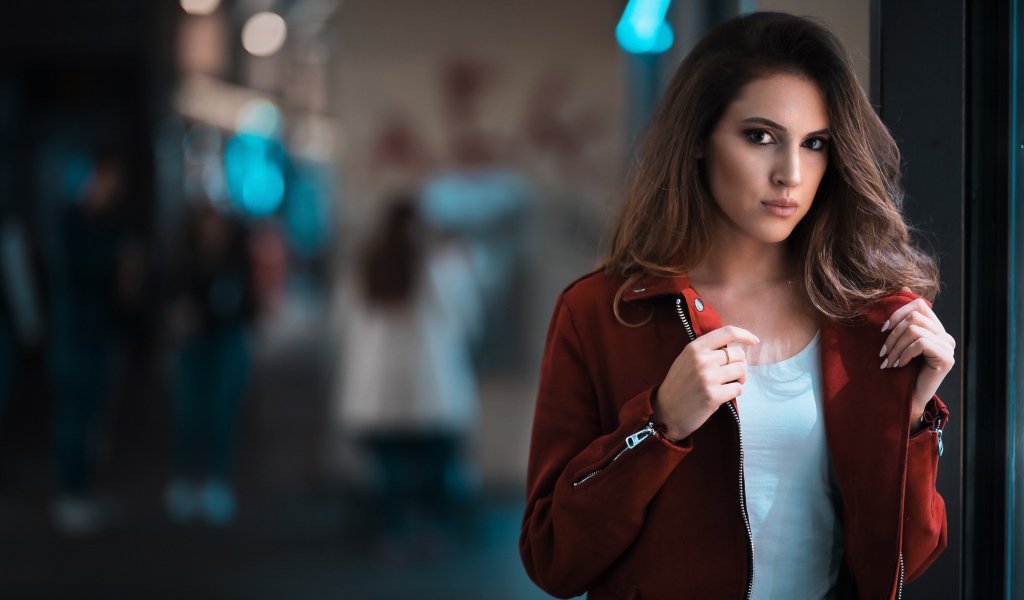 Кареглазая длинноволосая девушка брюнетка в красной куртке