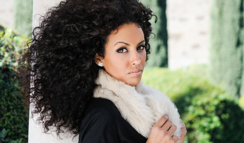 Девушка брюнетка с красивыми кудрявыми волосами