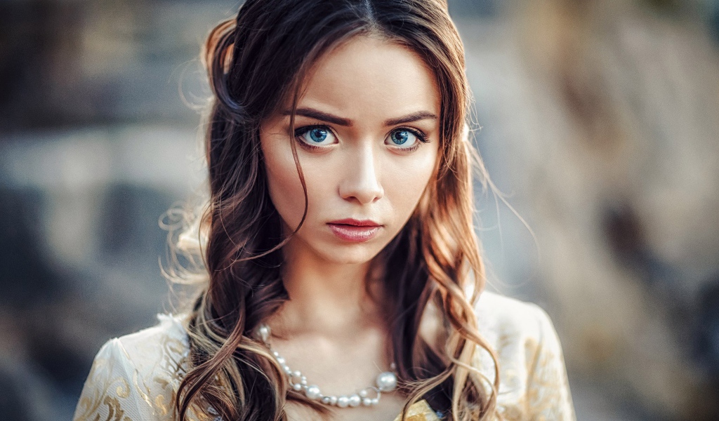 Девушка брюнетка с большими голубыми глазами 