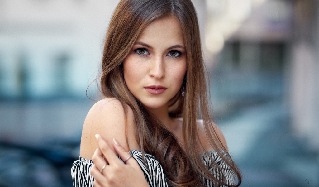 Девушка брюнетка с зелеными глазами 