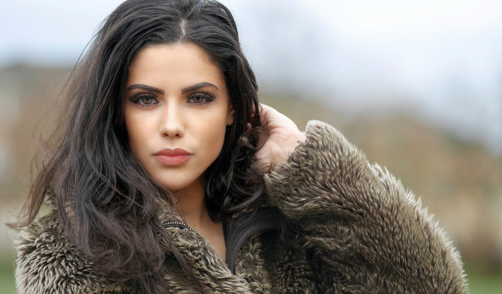 Брюнетка с карими глазами в шубе 