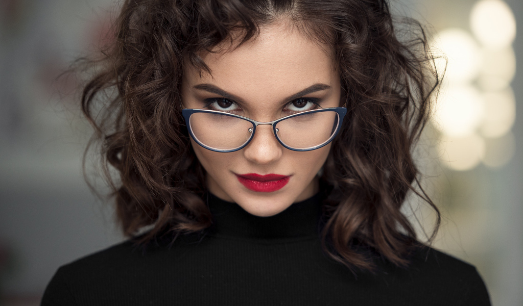 Брюнетка с красными губами с очками на лице