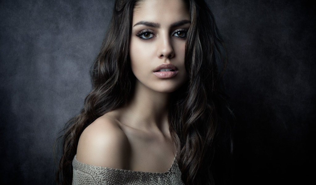 Нежная красивая девушка брюнетка с длинными волосами 