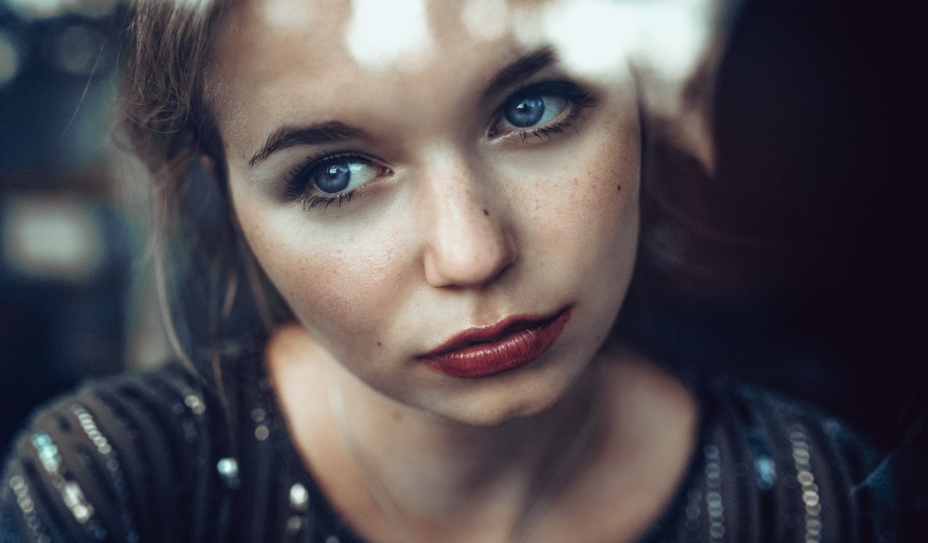 Нежная голубоглазая девушка с грустным лицом