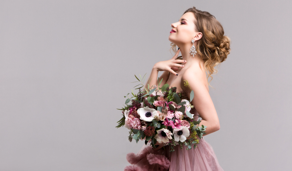 Нежная мечтательная девушка с букетом цветов анемоны