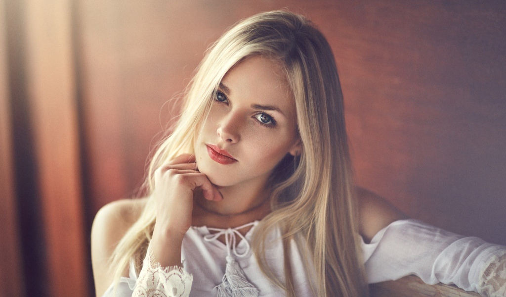 Изящная девушка блондинка в белом платье 