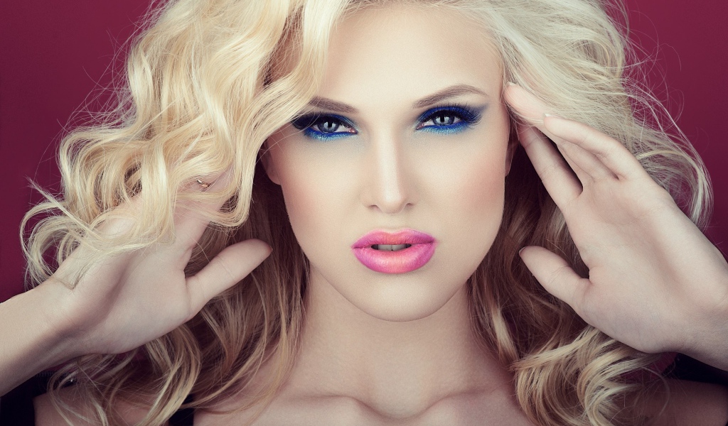 Эффектная блондинка с красивым ярким макияжем 