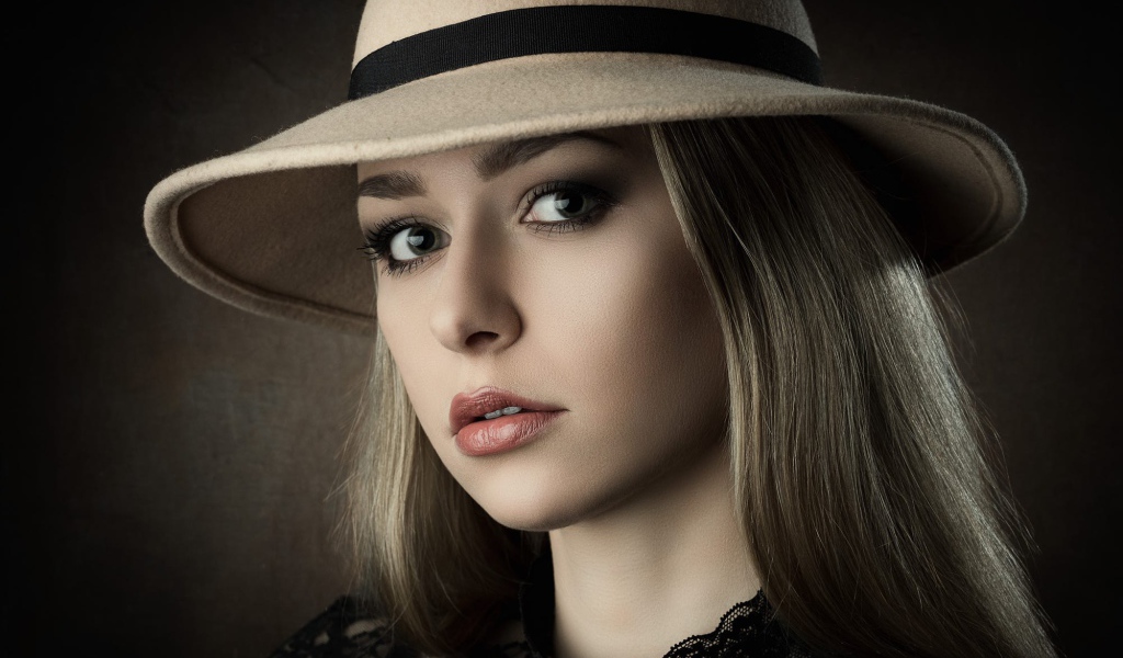 Лицо красивой девушки в большой шляпе 