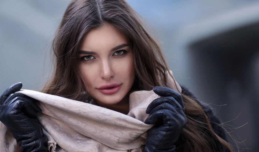 Русоволосая девушка в шарфе 