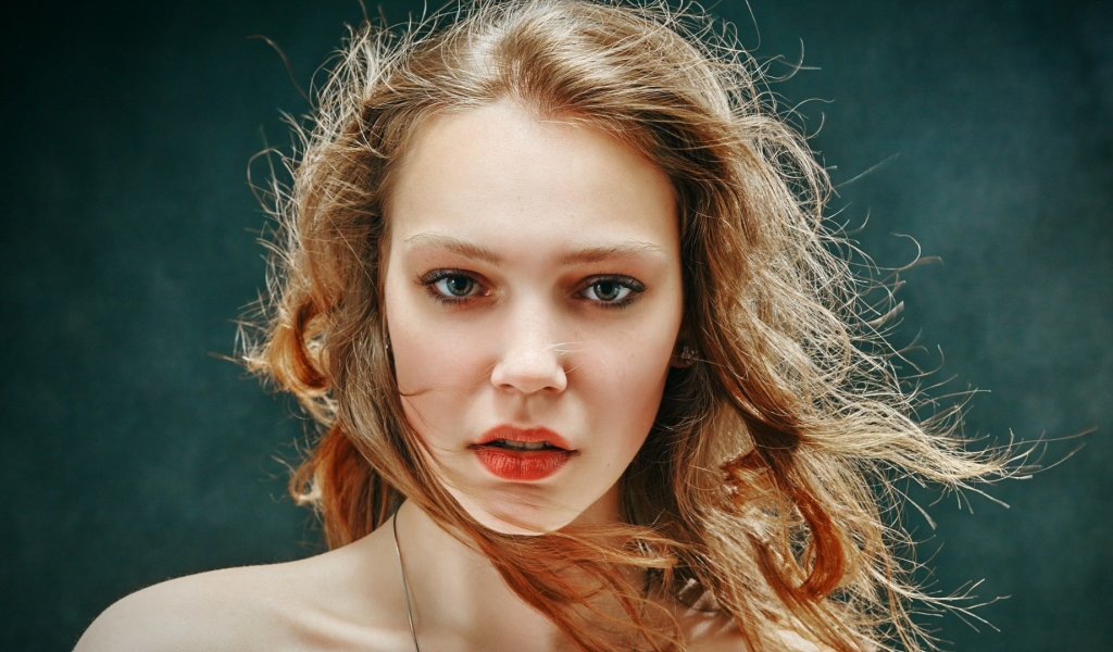 Нежная красивая молодая девушка с красивыми глазами 