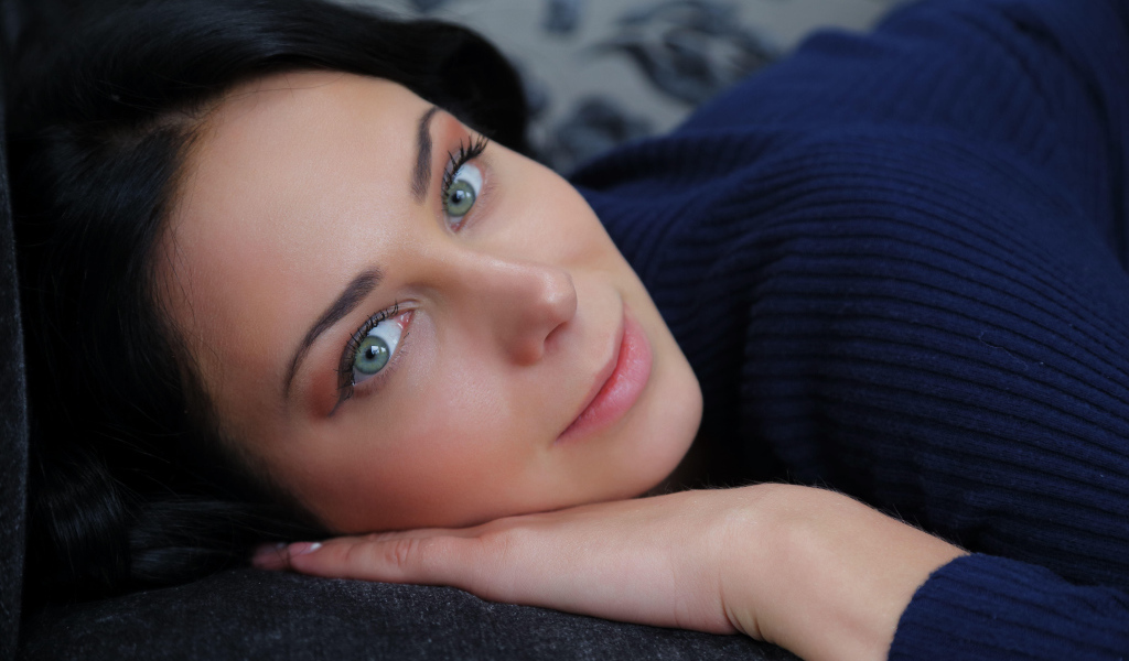 Нежный взгляд красивой голубоглазой девушки