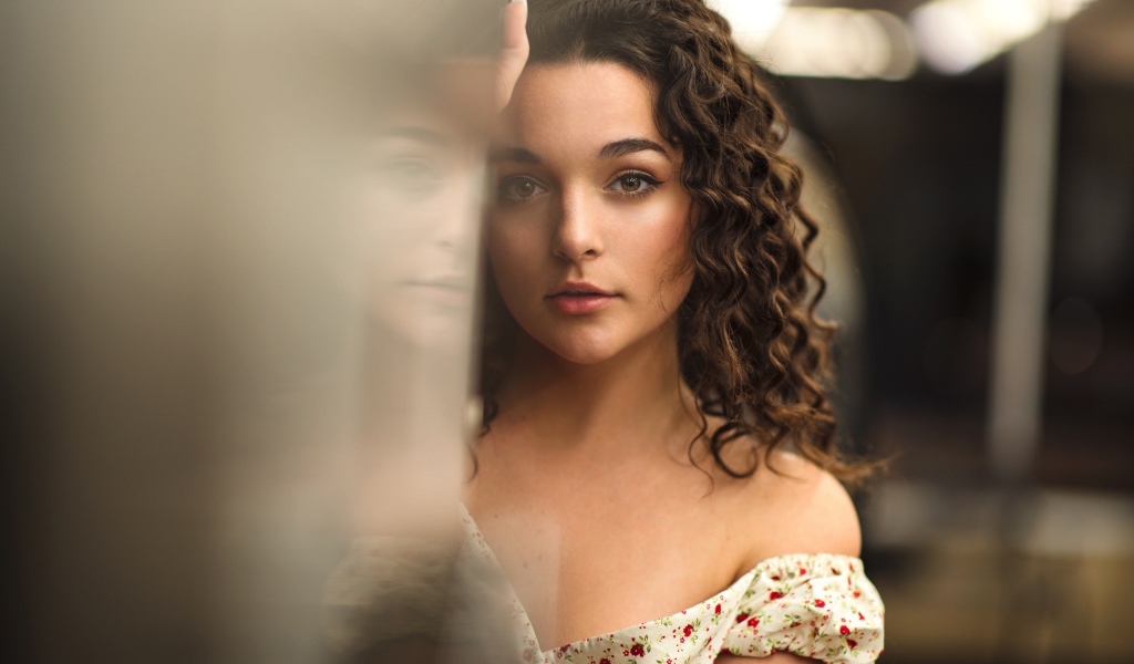 Девушка модель в цветастом сарафане