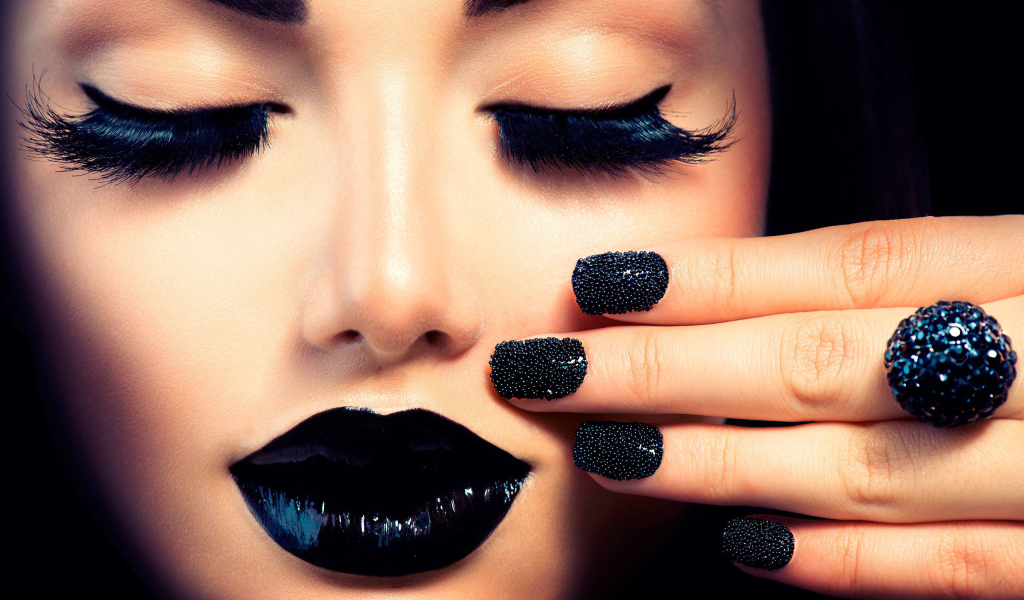 Девушка с красивым черным макияжем и черными ногтями